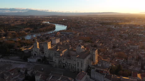 Luftaufnahme-Des-Papstpalastes-Avignon-Sonnenaufgang-Schöne-Farben-Rhone